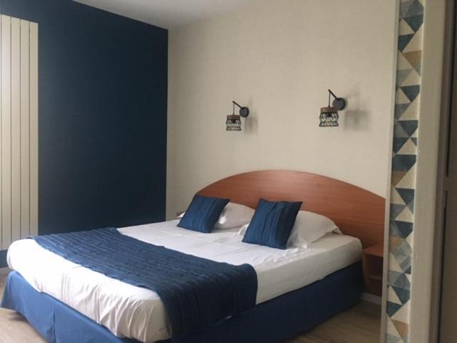 Logis Hotel Les 3 Marchands Bressuire Εξωτερικό φωτογραφία