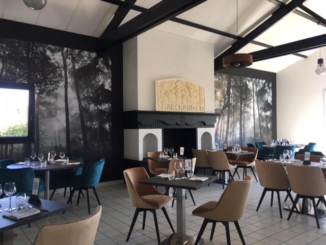 Logis Hotel Les 3 Marchands Bressuire Εξωτερικό φωτογραφία