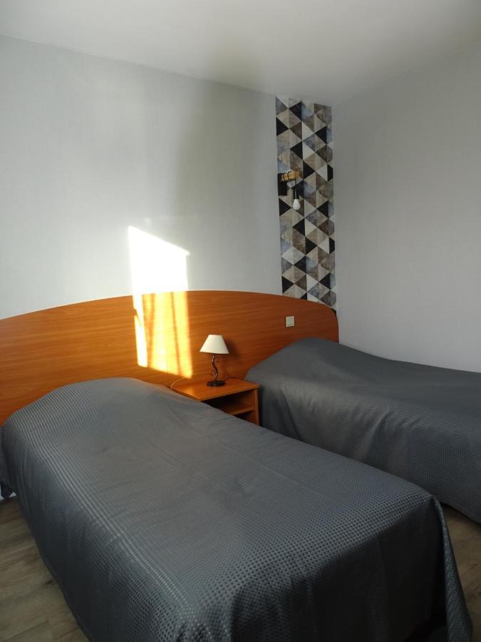 Logis Hotel Les 3 Marchands Bressuire Εξωτερικό φωτογραφία